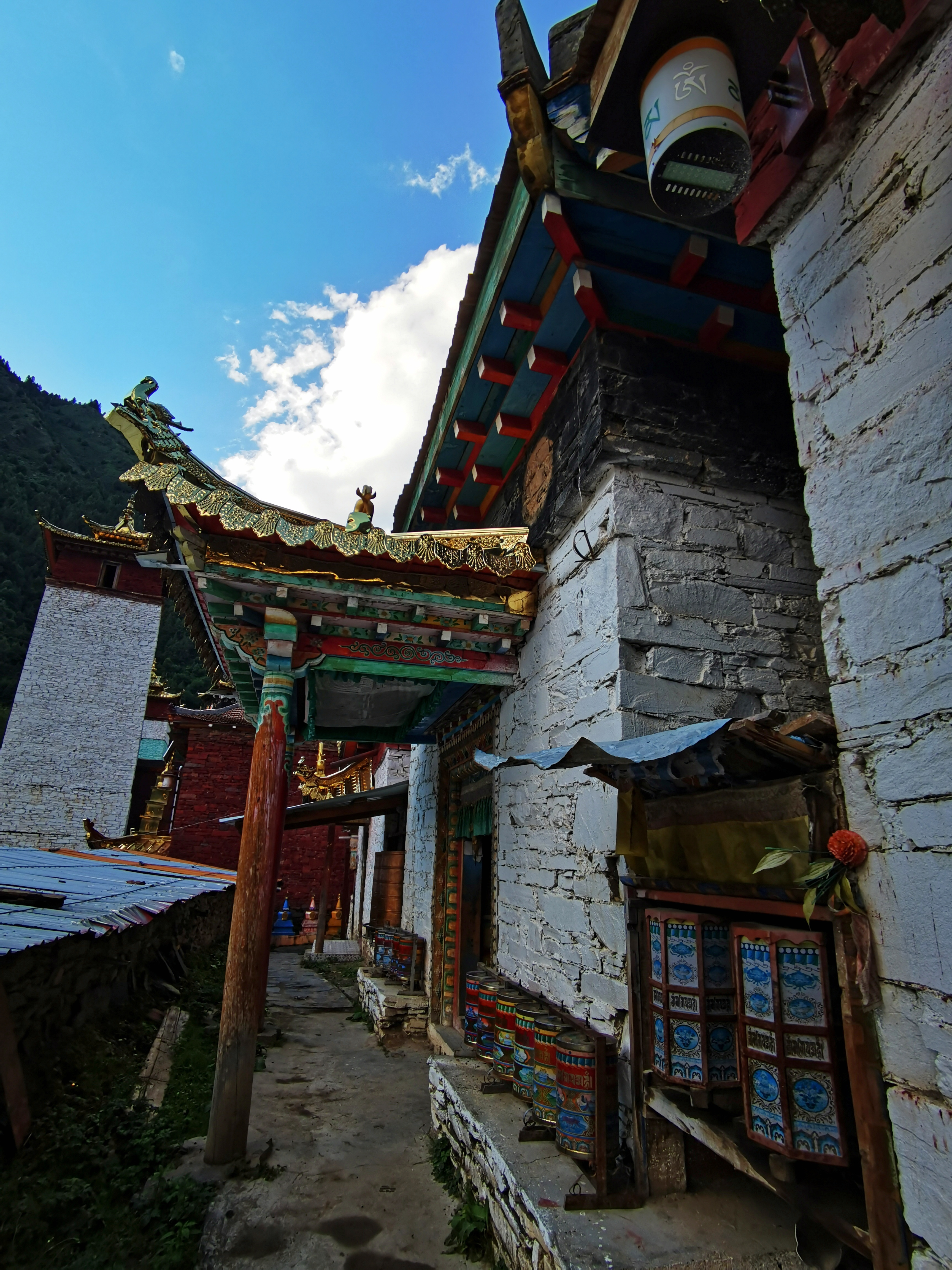 曾克寺坐落于壤塘县吾依乡吾依村杜柯河畔,一座藏传佛教噶举派寺院,是