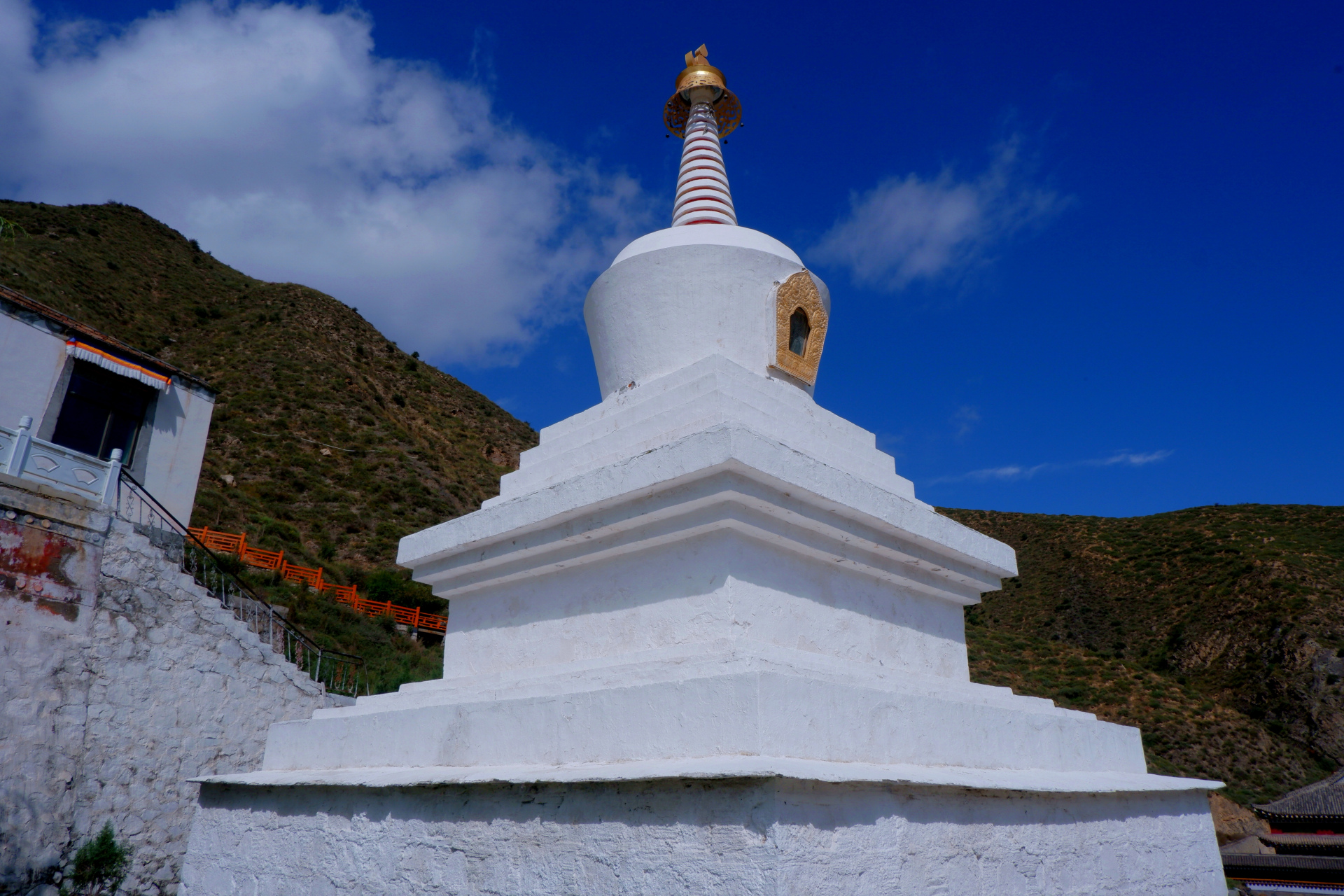 德尔隆寺位于甘肃省夏河县王格尔塘乡以南五公里处的沙沟村附近,是