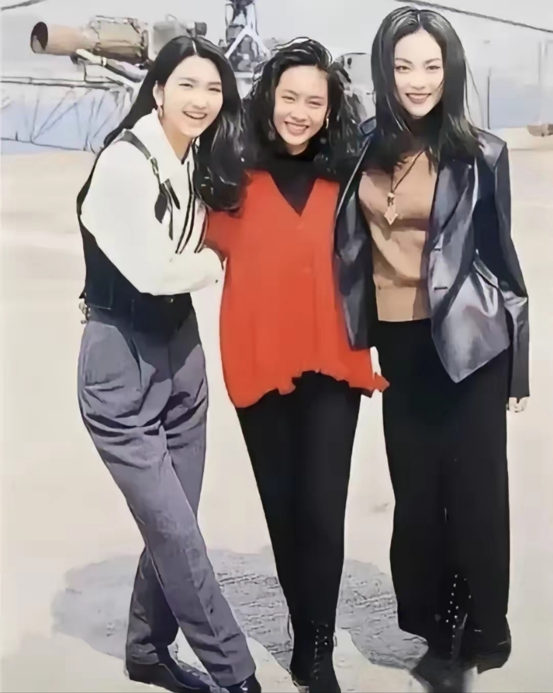 看到这张20年前的老照片,终于知道谢霆锋为什么这么爱王菲了,王菲年轻