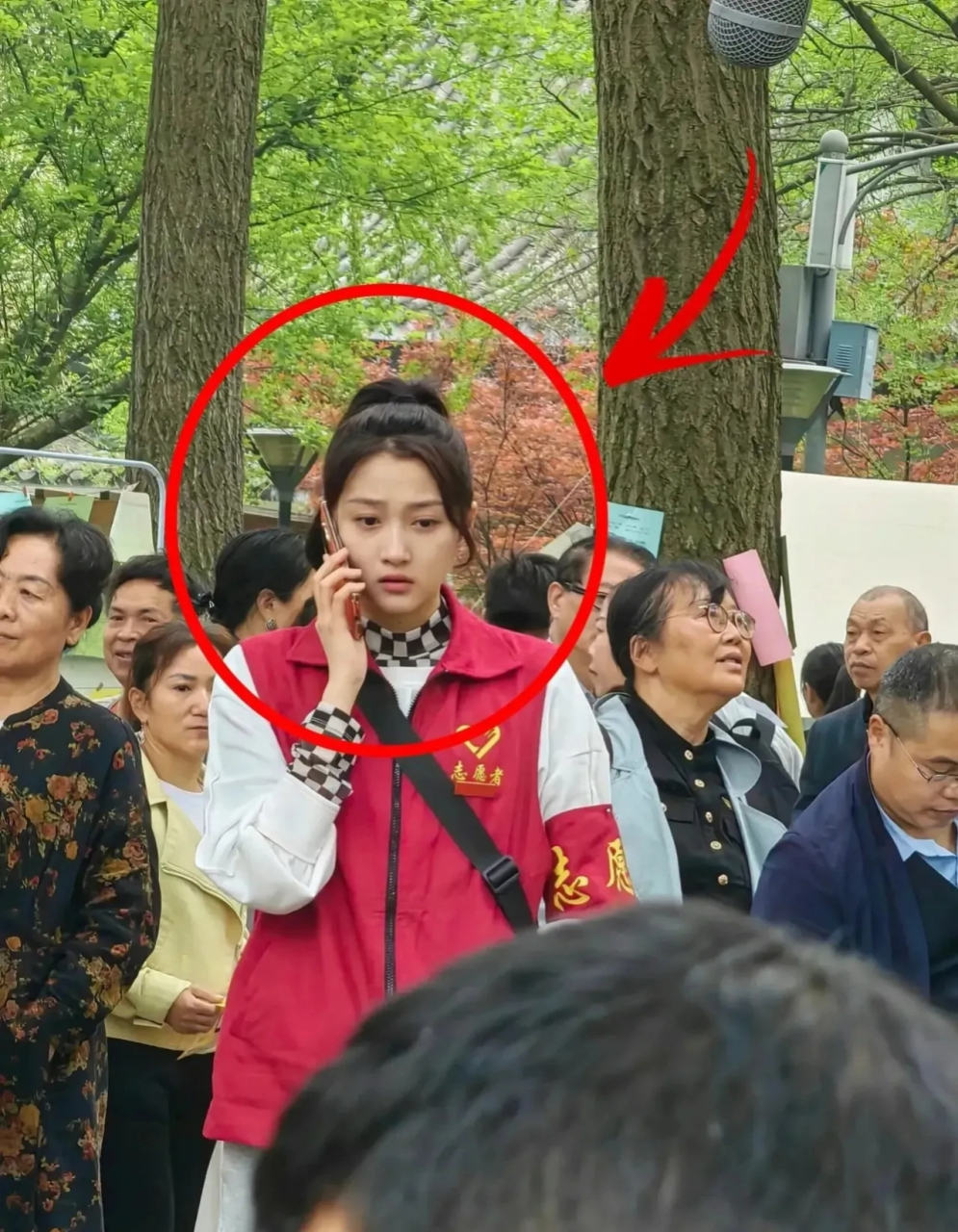 路人拍的关晓彤