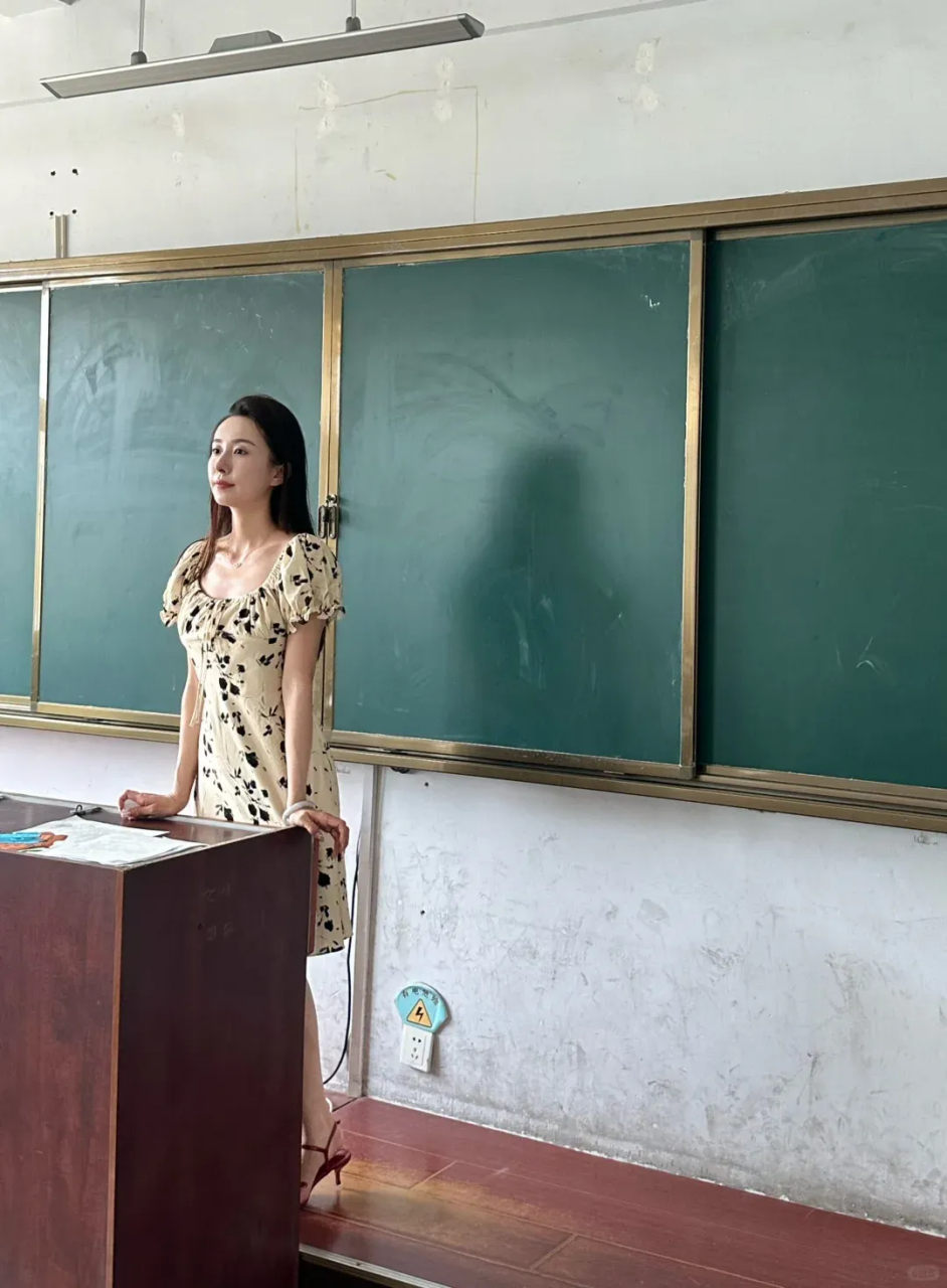有这么漂亮的老师,我一定会认真上课[滑稽]
