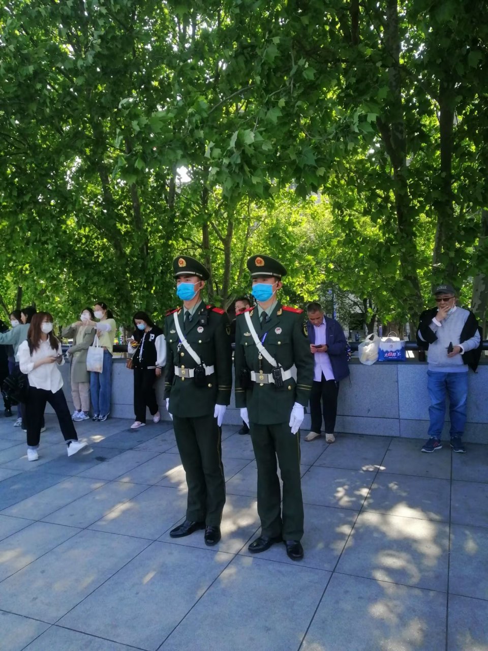 一次在上海,先拍了一张武警执勤的照片,再往前走没多远,又看到有两位