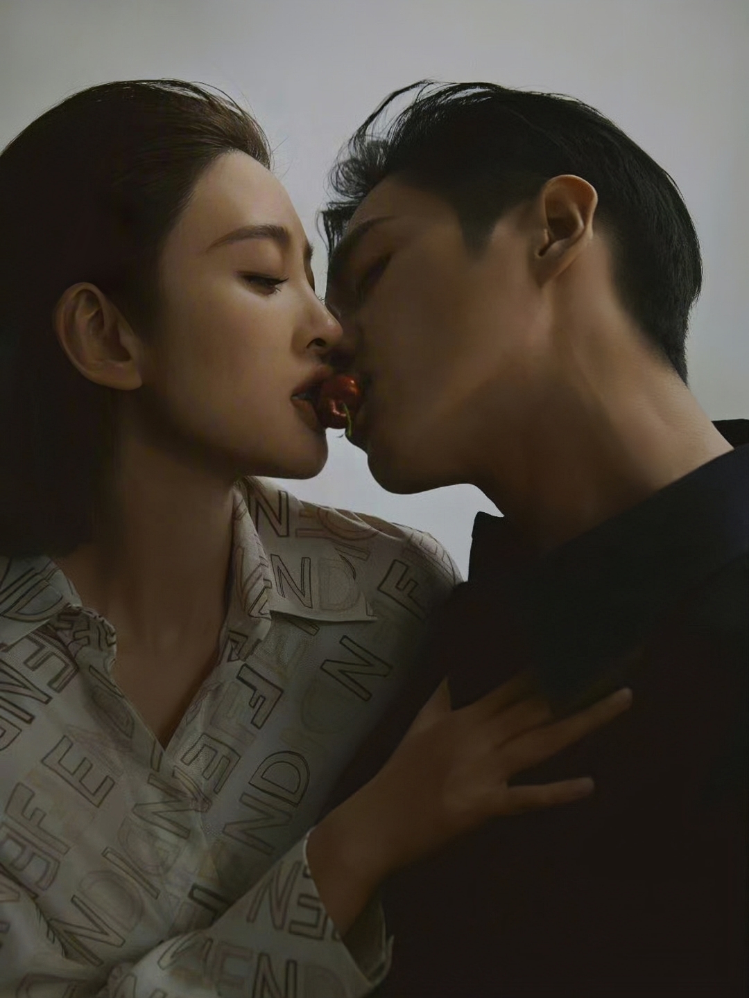 他俩名字的偏旁和部首都是一样的,姓首字母含义就是 zt"真甜"!