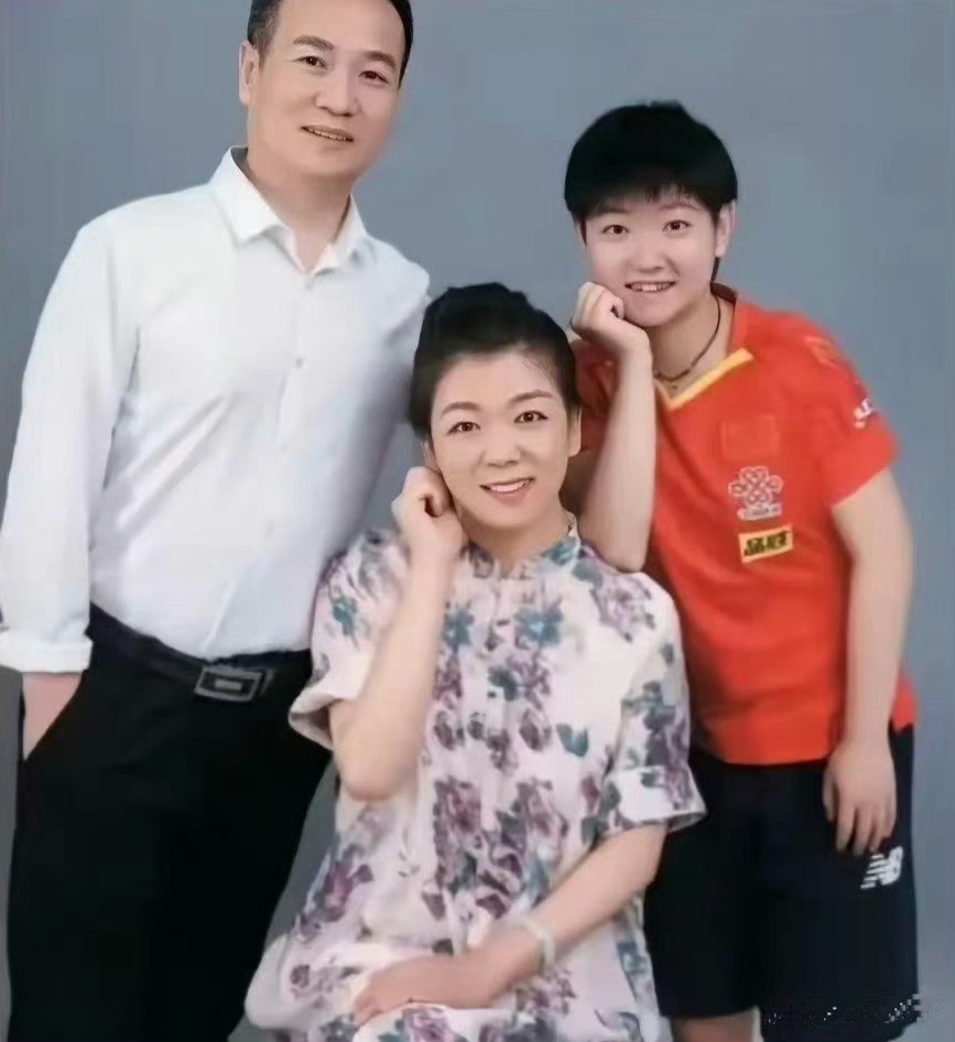 孙颖莎全家福上线,感觉她和她母亲很像,笑起来的时候,简直就是神同步.
