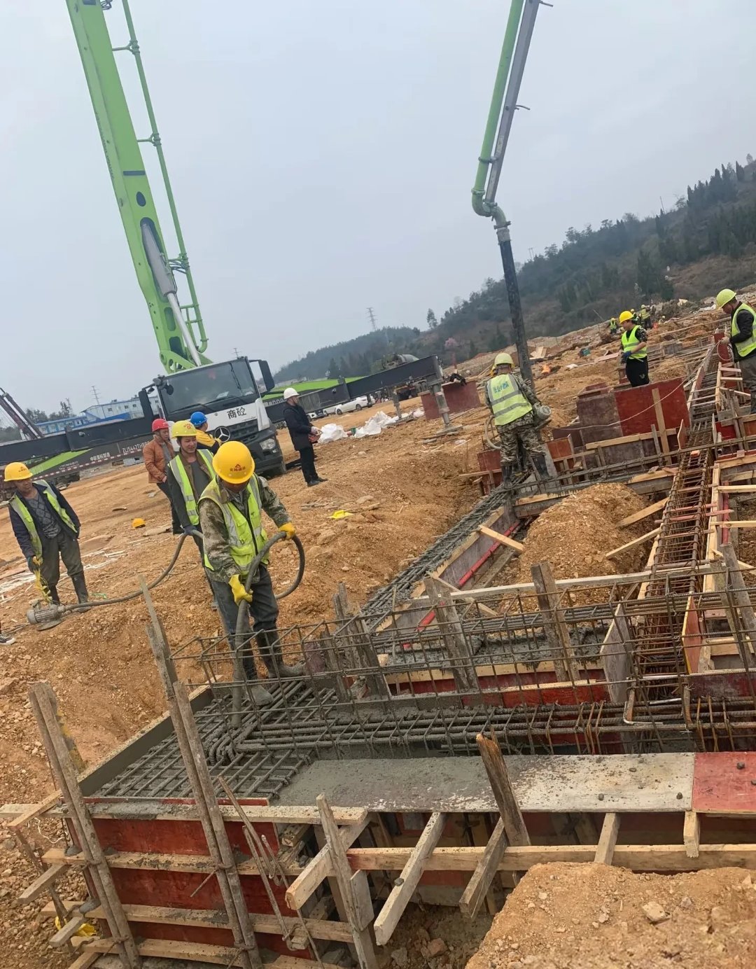 现场中建五局修路图片高清这段描述反映了家庭关系中的一种常见冲突