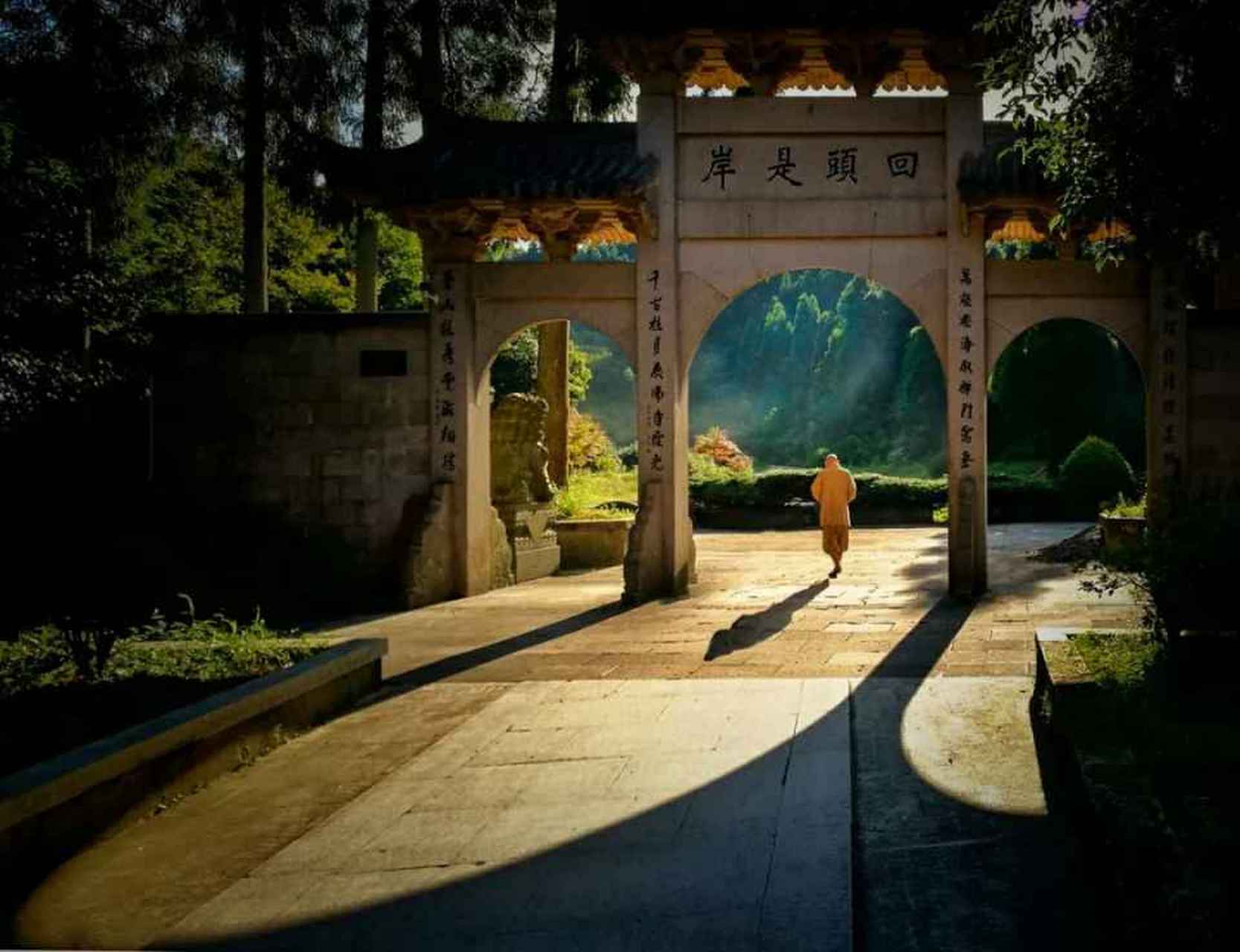 此岸和彼岸.用心努力地工作,这是此岸;更用心地疼惜亲人,这是彼岸.