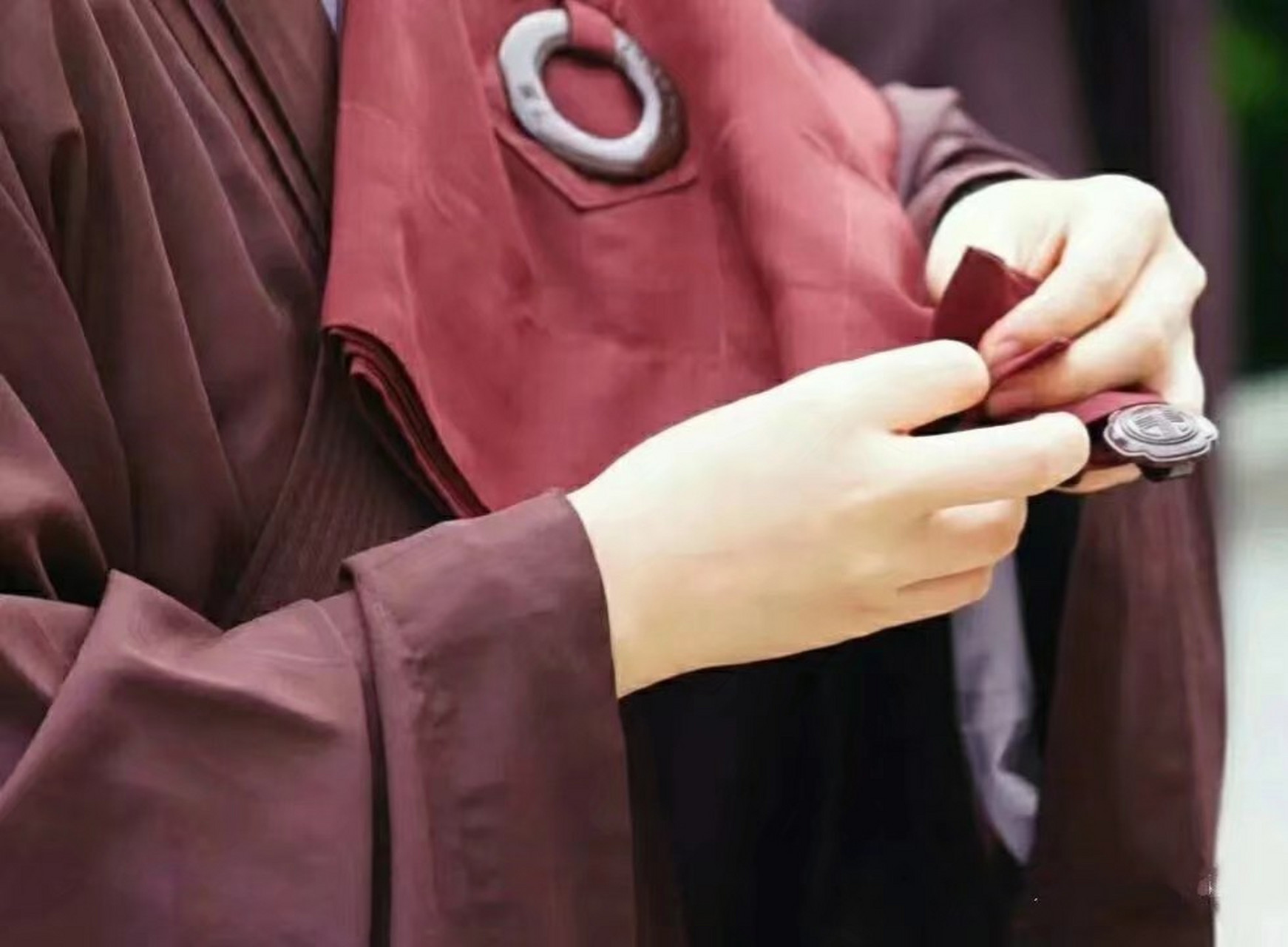 搭衣咒:         *善哉解脱服.无上福田衣.我今顶戴受.世世不舍离.