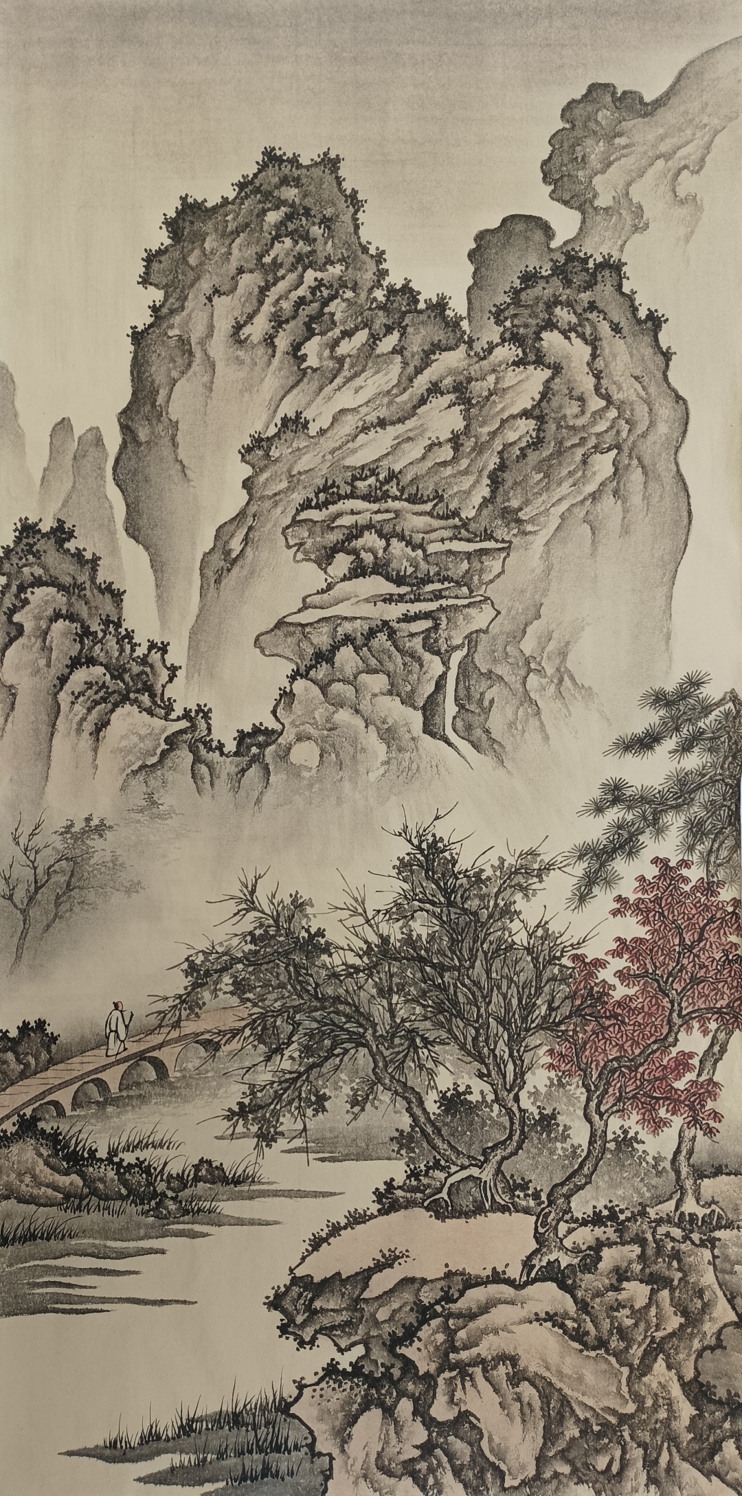 他不仅仅是在作画,更是在与千年的山水对话,让古韵流转于当代,让每一