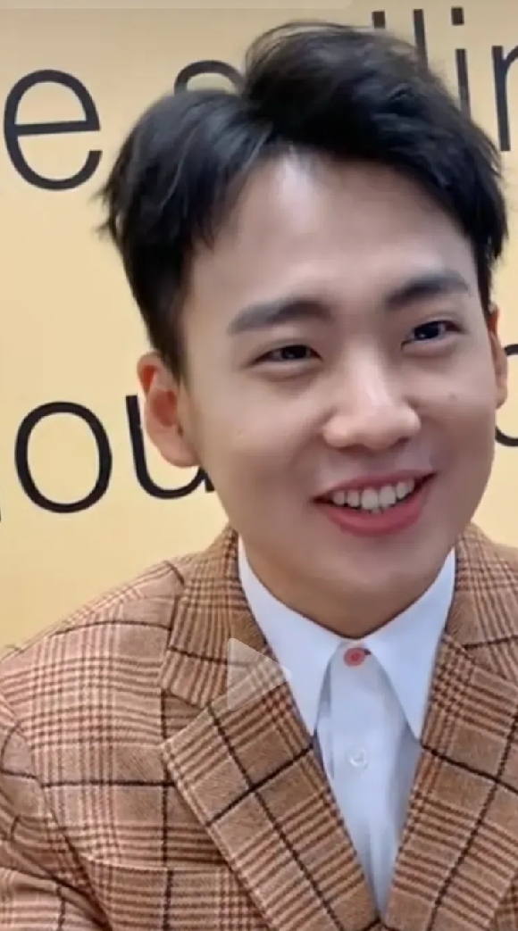 在德云社的一众成员里,郭麒麟的聪慧有目共睹