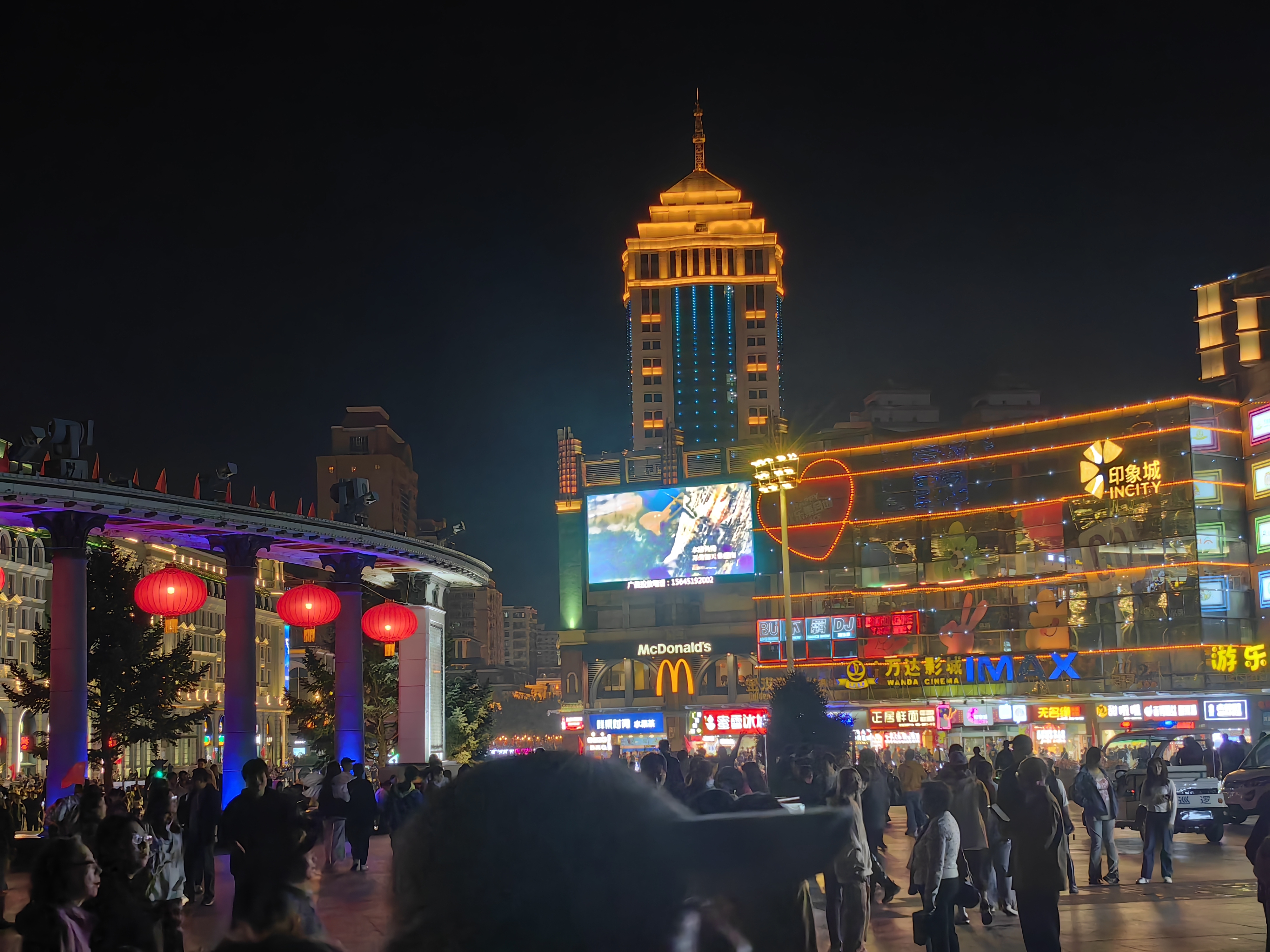 松花江畔哈尔滨秋之夜,美丽动人,遊人如织.