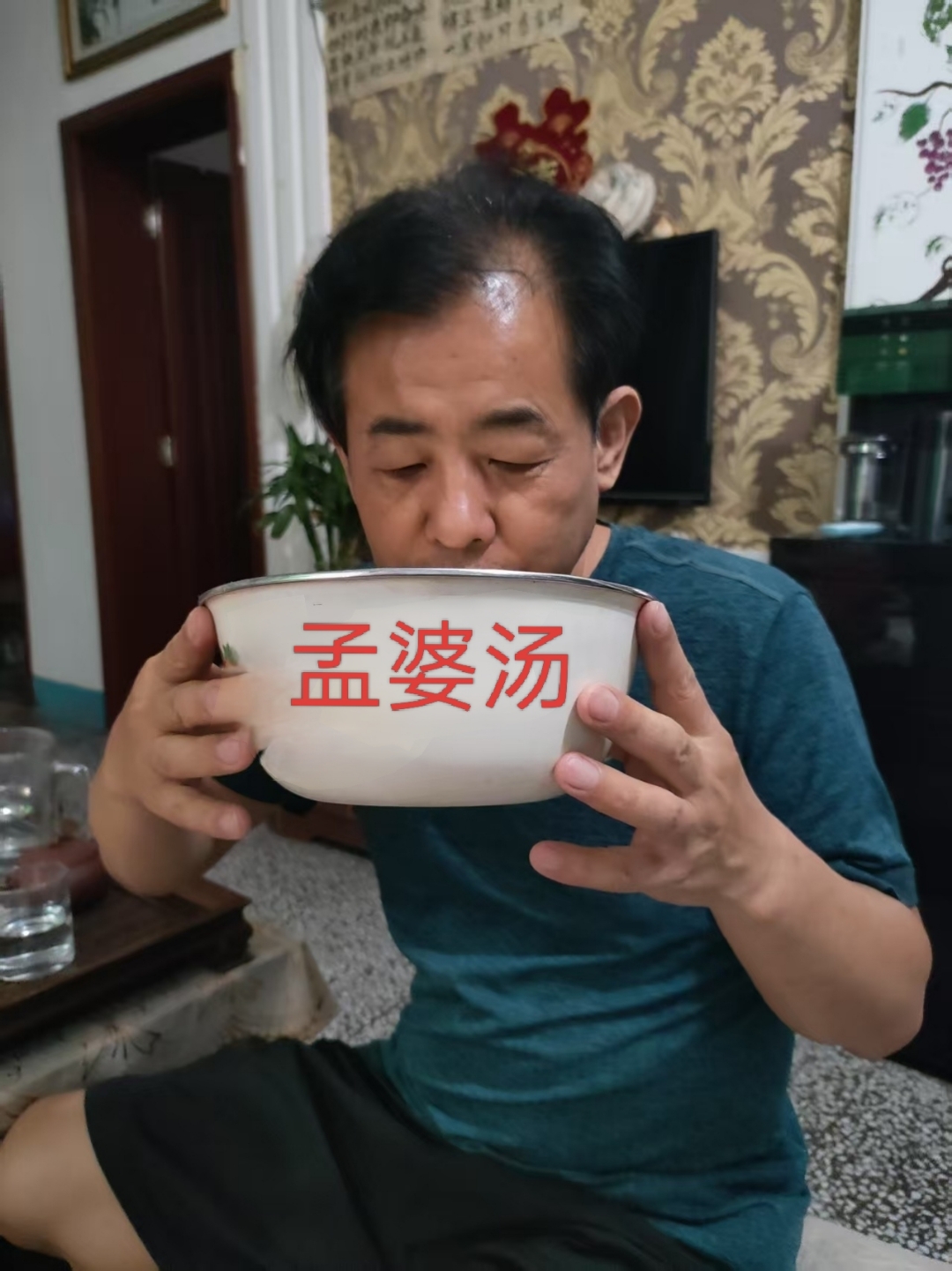 爱求求孟婆赐我忘情汤孟婆汤图片 伤感美女端一碗孟婆汤图片孟婆汤