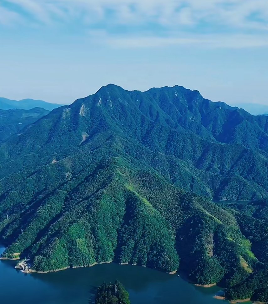 太平湖,宛如一颗璀璨的明珠镶嵌在黄山脚下,青山环绕,碧波荡漾,景色