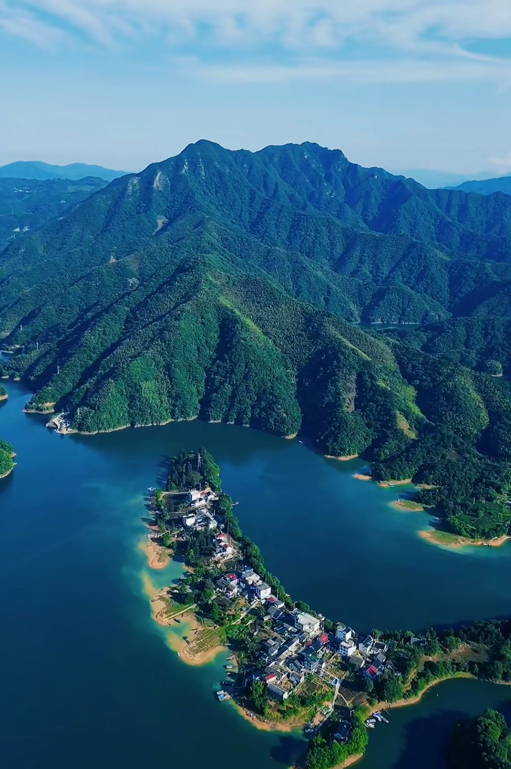 太平湖,宛如一颗璀璨的明珠镶嵌在黄山脚下,青山环绕,碧波荡漾,景色