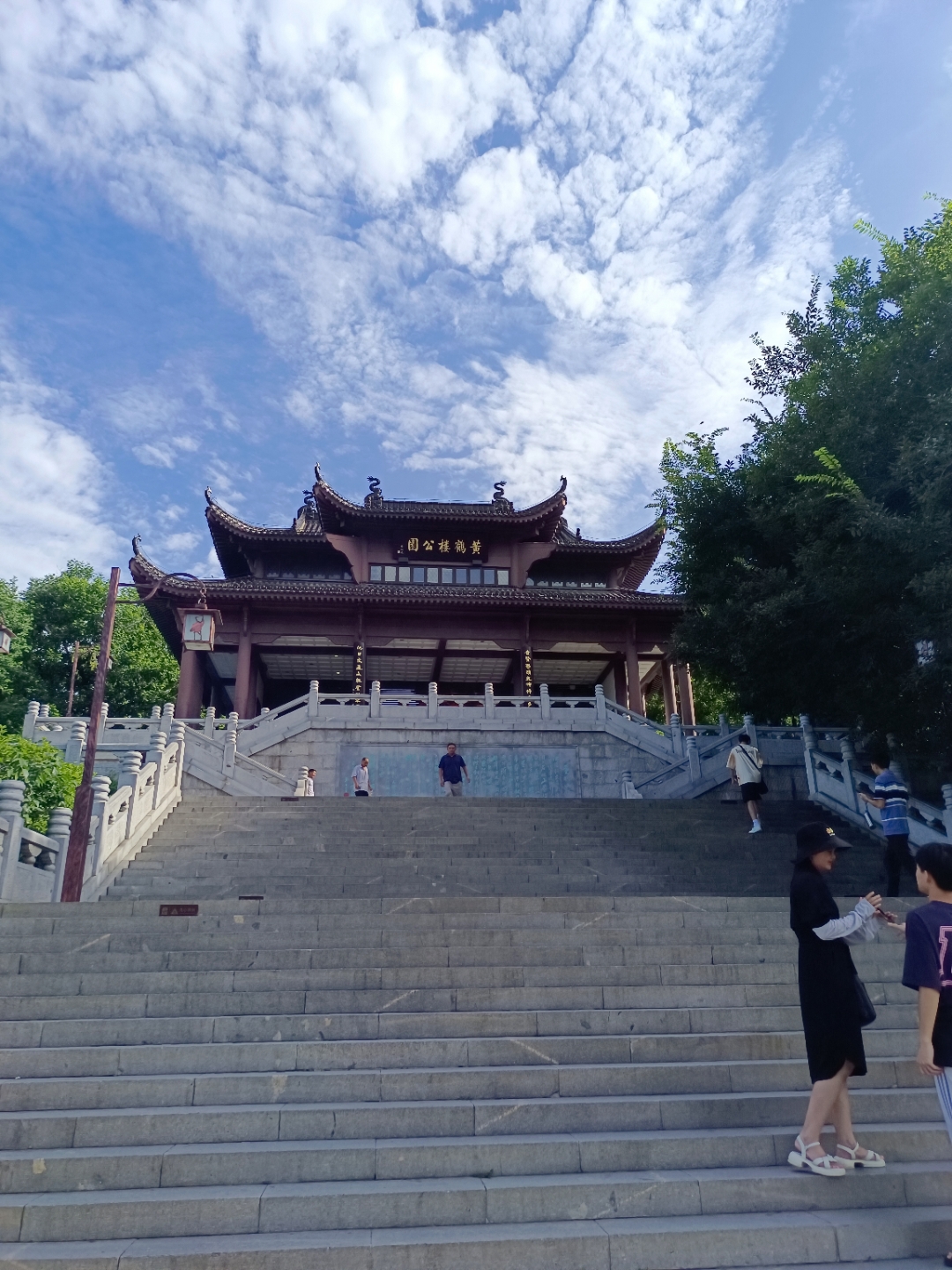 晴川历历千秋画, 芳草萋萋万里眸. 黄鹤仙踪何处去, 白云逸影自空流