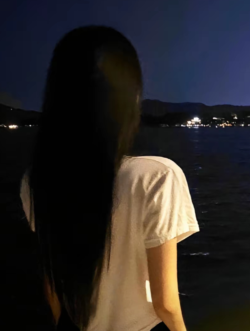 夜晚美女背影图片图片