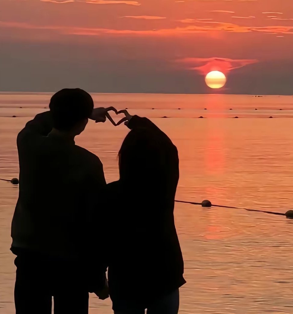 夕阳下,海风轻拂,我们手牵手,心连心,共赴这温柔时光.