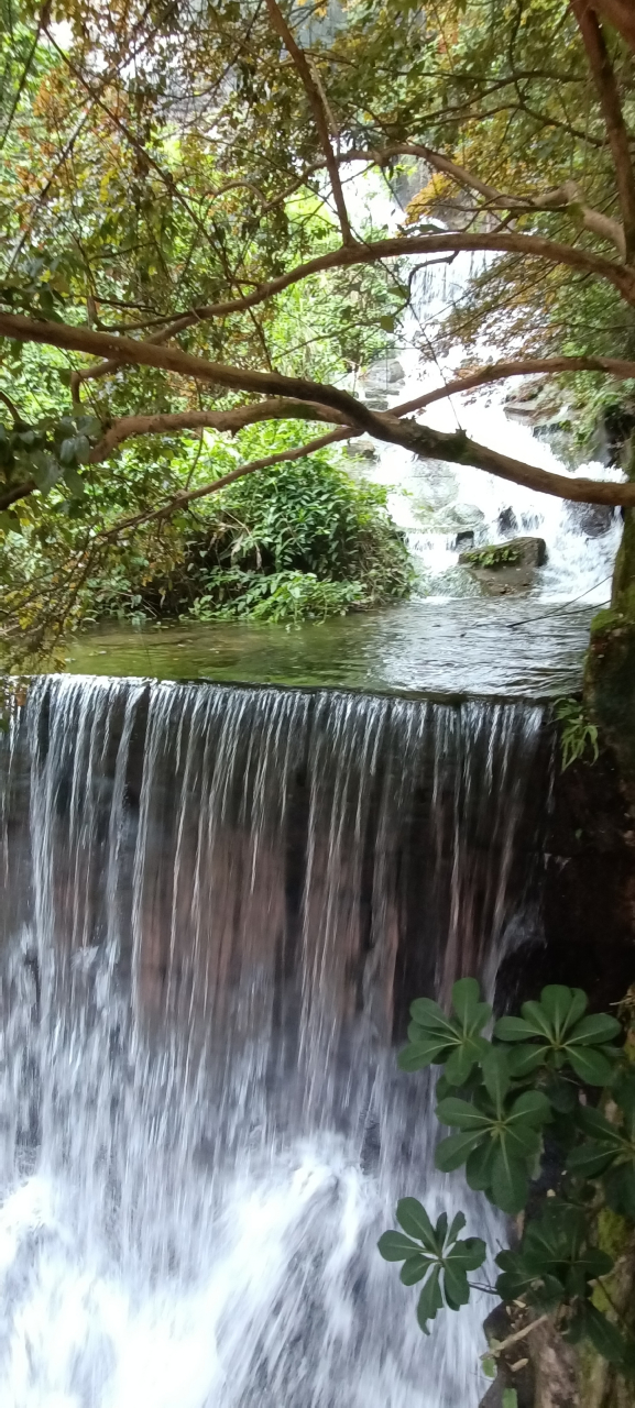 宝峰湖瀑布图片