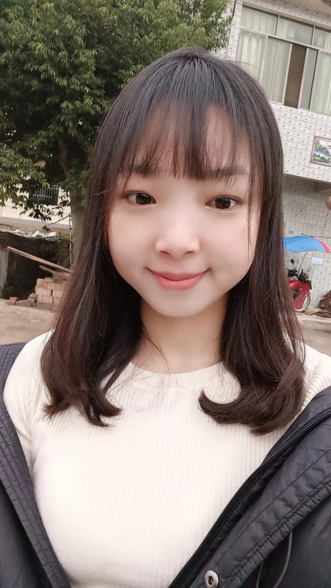 🌼阳光明媚的春日,青春甜美的女孩穿着白色毛衣和黑色外套,展铣出