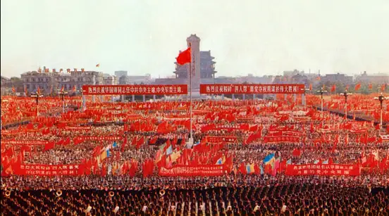 1976年10月24日,北京百万群众在天安门广场云集,举行盛大的游行,大家