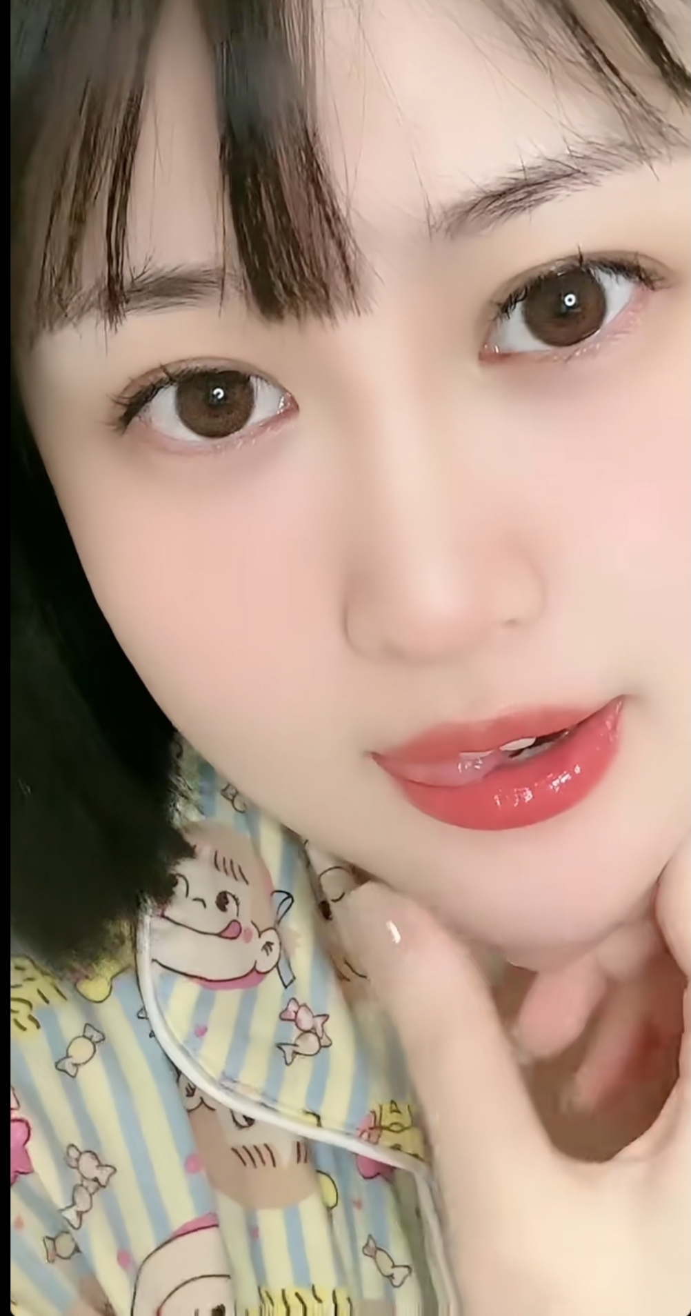 这性感的小嘴唇,粉嫩粉嫩的. 不知道亲一口是什么感觉?有试过的吗?