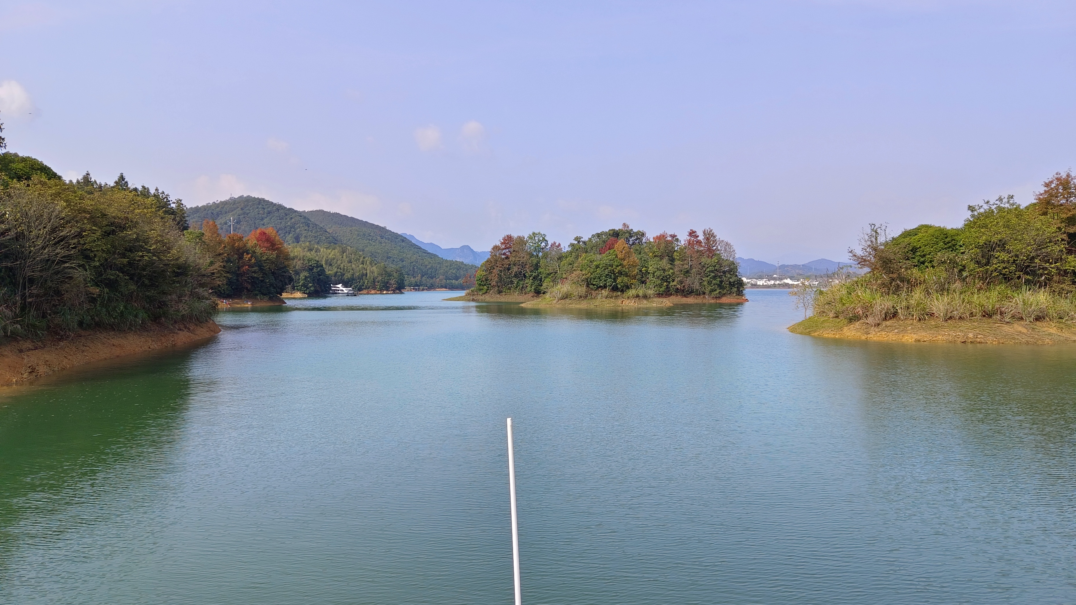 16/:龙川湾景区是千岛湖中唯一的湖泊型湿地,整个景区面积约2.