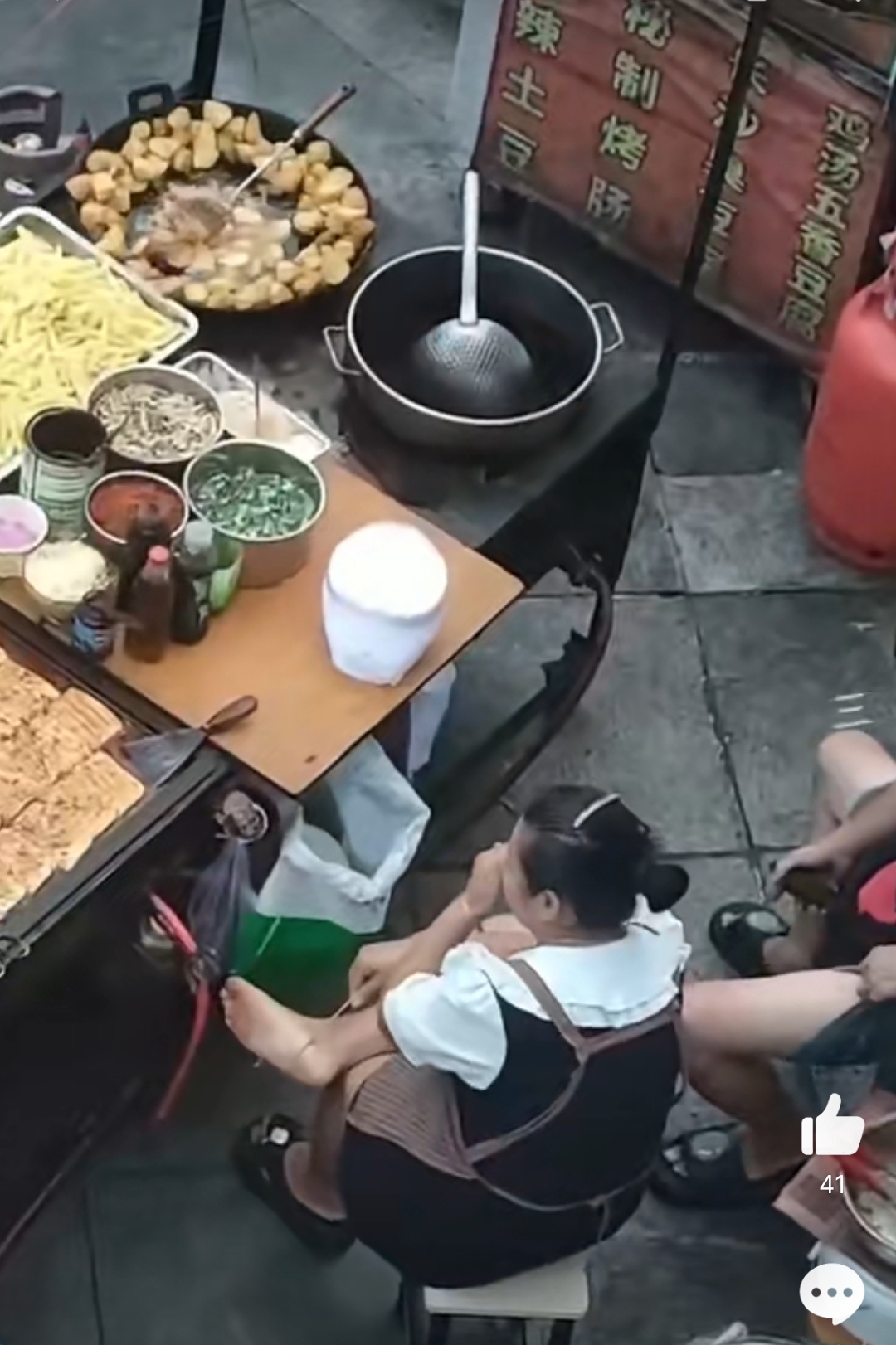 9月16日浙江宁波,摊主用插香肠的竹签来回搓脚,搓完后,还用手在脸上摸