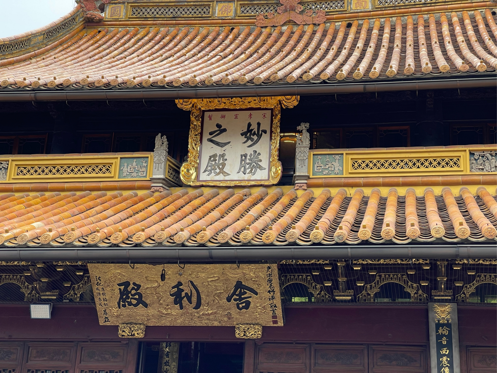 位于宁波北仑的阿育王寺～这是一座清幽开阔的寺庙,寺庙里供奉有释迦