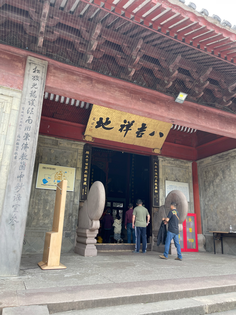 位于宁波北仑的阿育王寺～这是一座清幽开阔的寺庙,寺庙里供奉有释迦