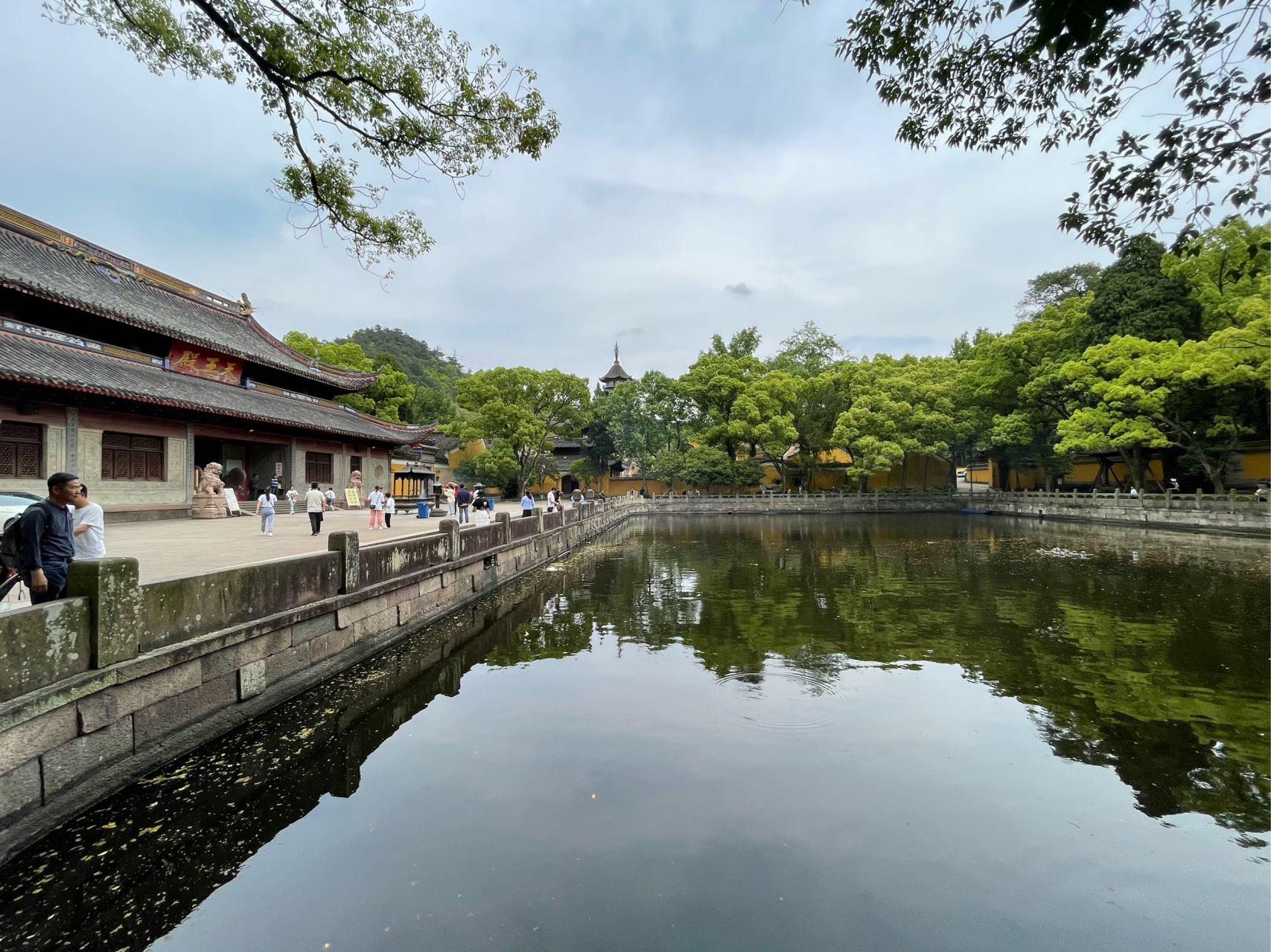 位于宁波北仑的阿育王寺～这是一座清幽开阔的寺庙,寺庙里供奉有释迦