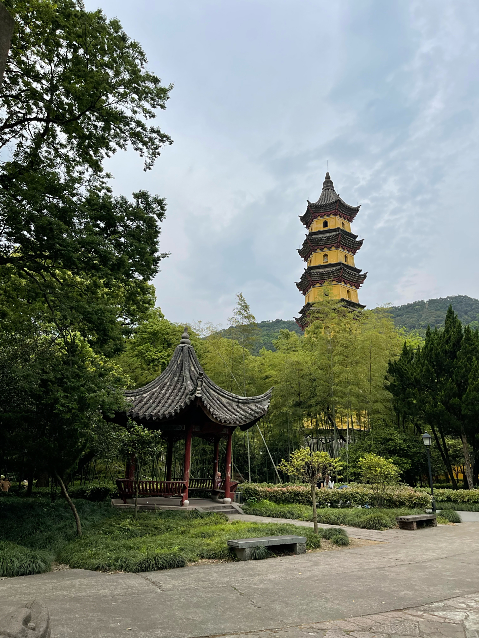 位于宁波北仑的阿育王寺～这是一座清幽开阔的寺庙,寺庙里供奉有释迦