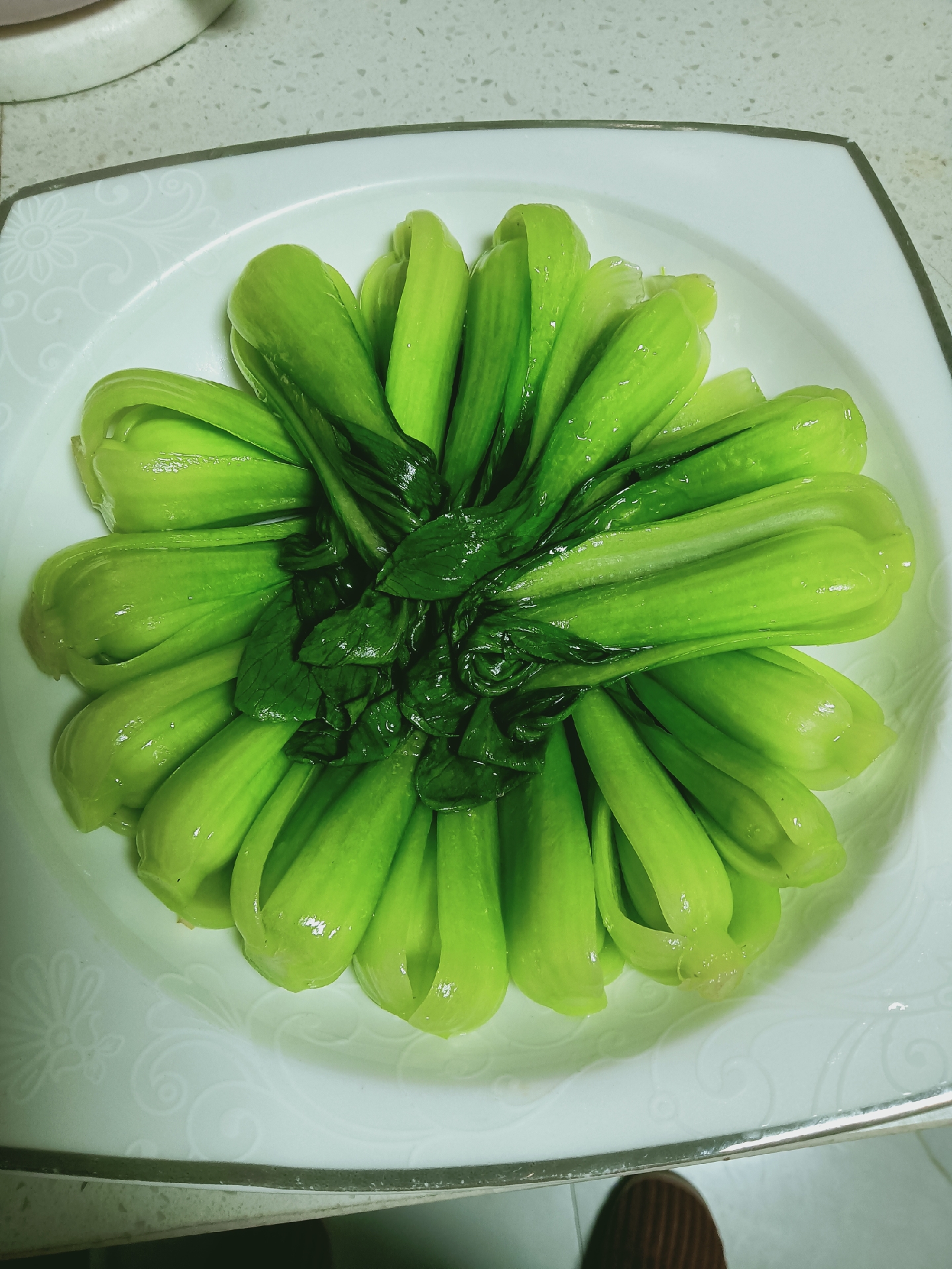 用开水烫了一下小青菜,准备炒点香菇丁放在上面,结果儿子说菜够吃了