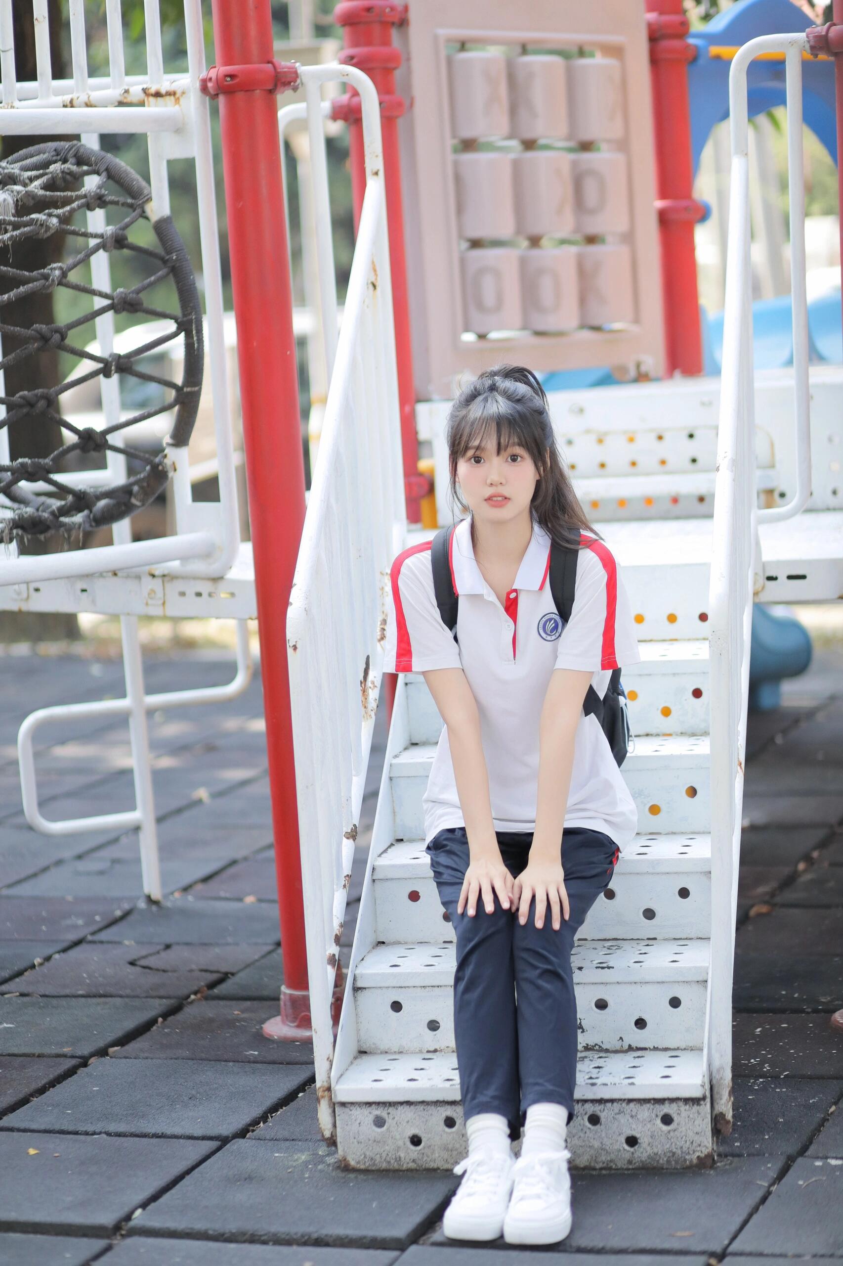 校园里,阳光正好,女孩手捧书本,神情专注,仿佛整个世界只剩下她与知识