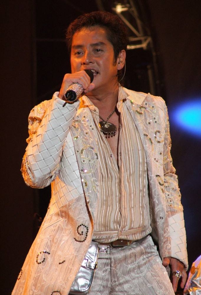 最喜欢的十大华语男歌手及其歌曲～ 一,谭咏麟《讲不出再见》 二