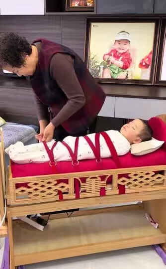 会睡得很安稳,也不容易掉地上,这样老一辈给孩子绑腿图片内蒙古婴儿