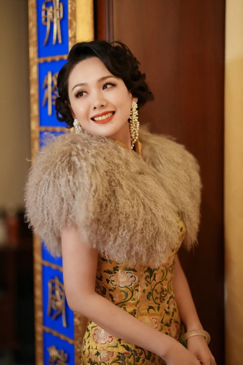 演员程莉莎这照拍的大气,富贵色,吉祥厅,眼神儿好厉害啊!