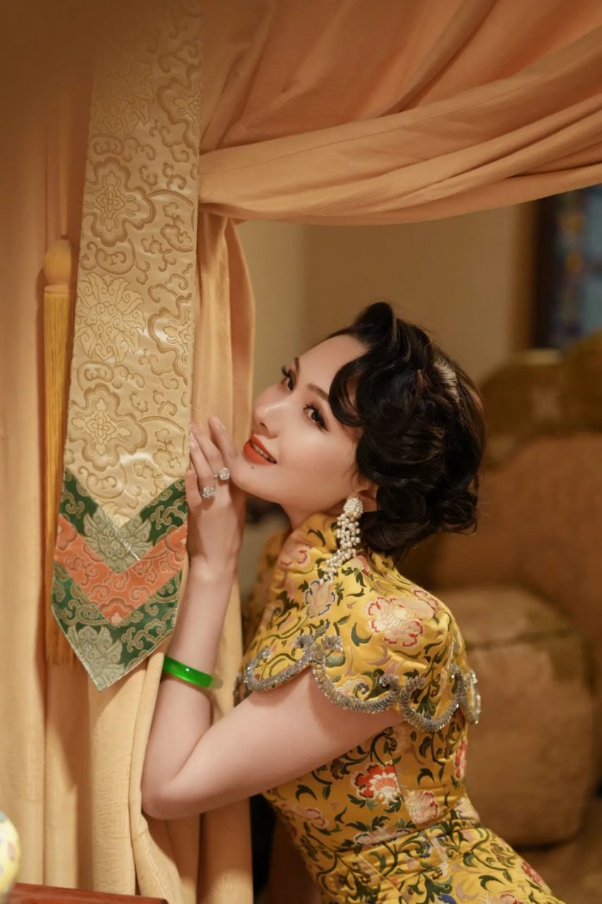演员程莉莎这照拍的大气,富贵色,吉祥厅,眼神儿好厉害啊!