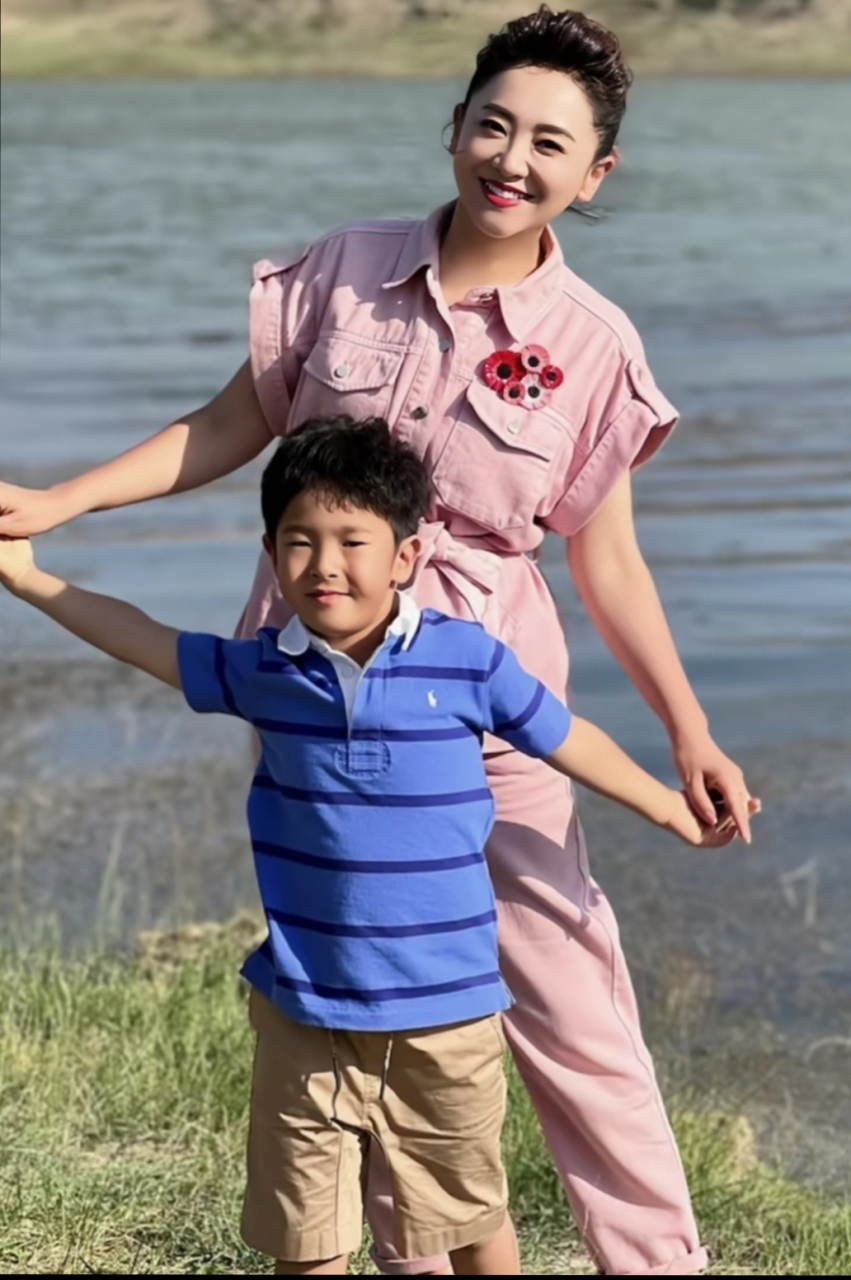 央视的主持人月亮姐姐,外出旅行拍摄的照片看上去好像是二十多岁的人