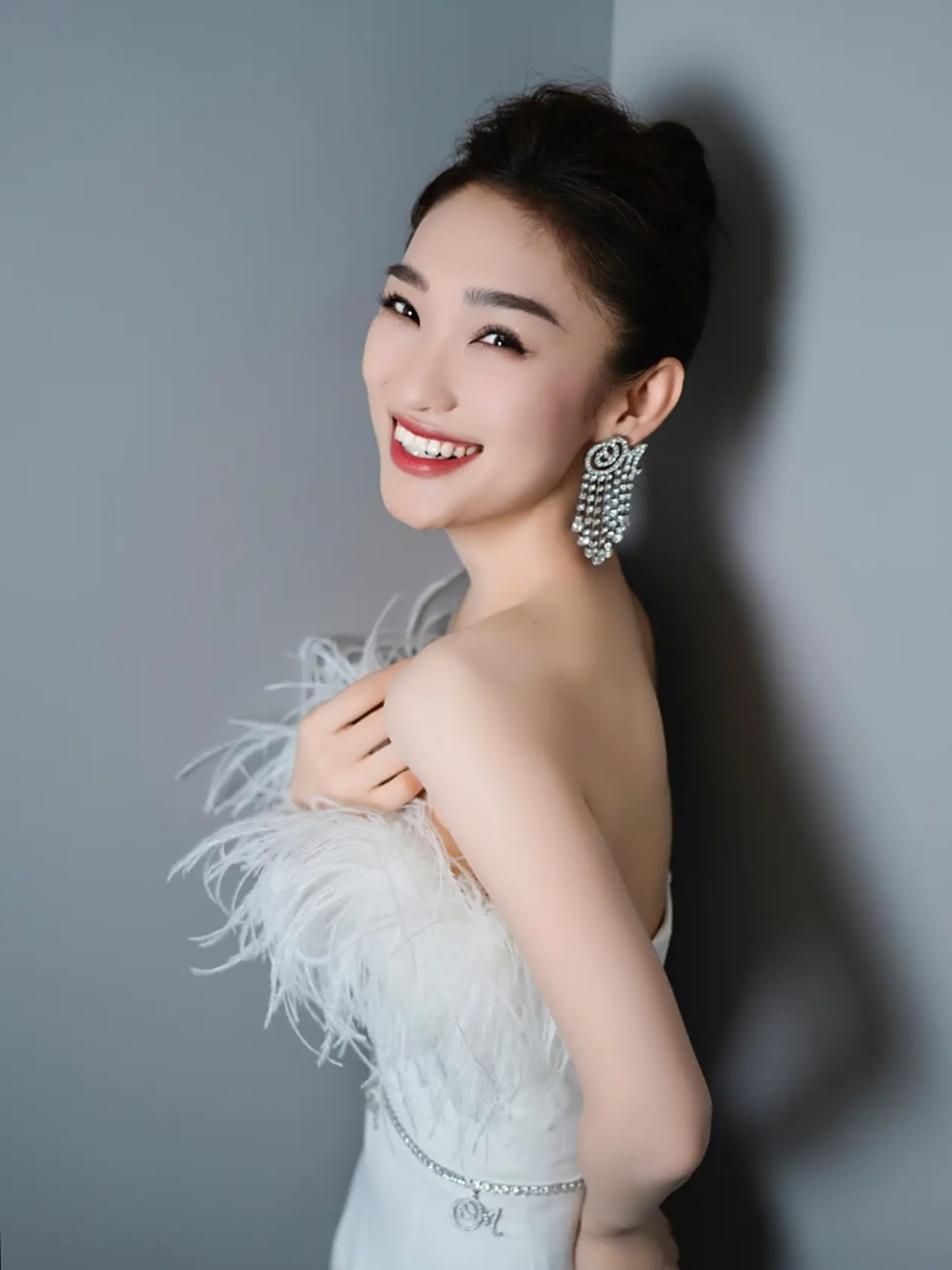 蓝羽中央电视台电影频道节目主持人,1992年出生,现年31岁.