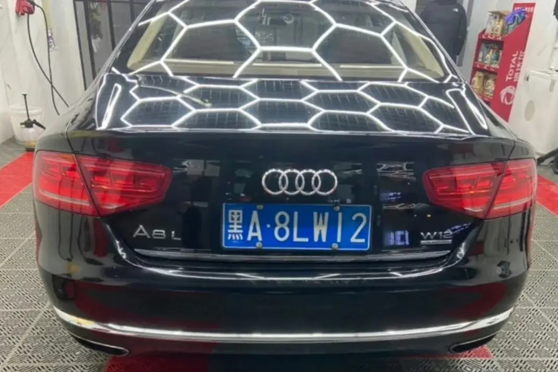 车辆颜色:黑 所属地址:a 车辆型号:8l 车辆缸体:w12 定制车牌揭晓!