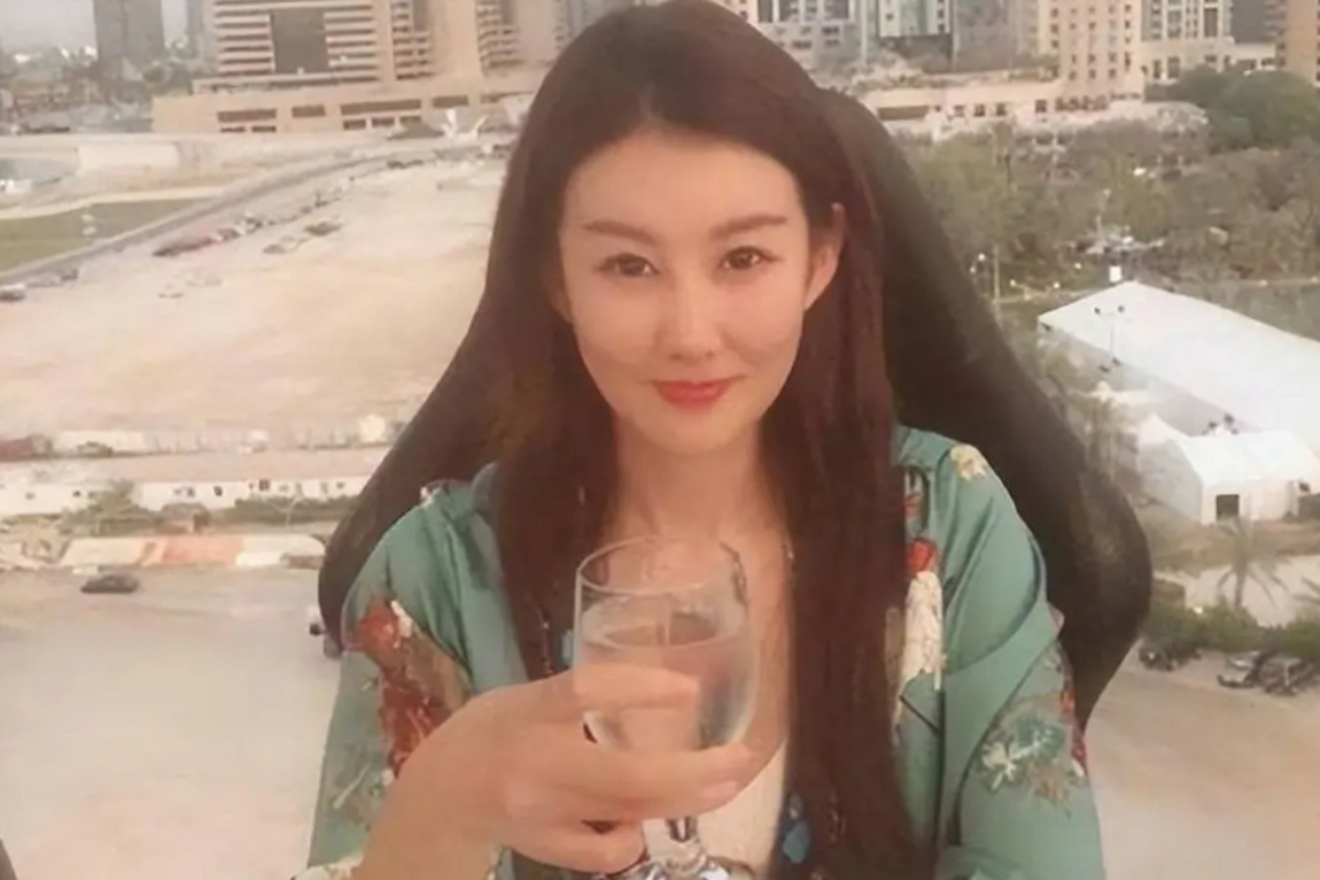 王宝强与女友冯青太般配了,一个是低调魅力演员(导演),一个是身材高挑