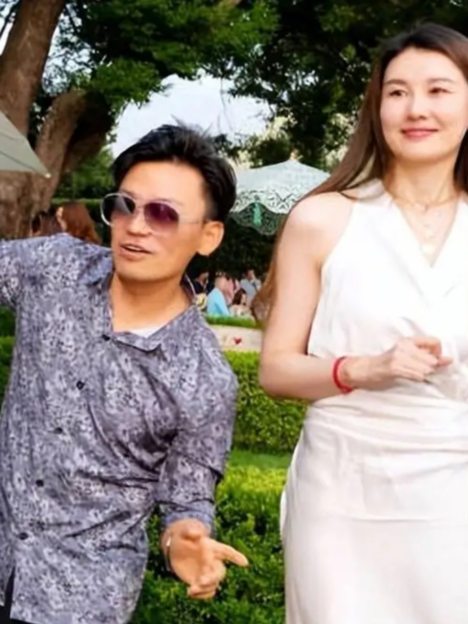 王宝强与女友冯青太般配了,一个是低调魅力演员(导演),一个是身材高挑