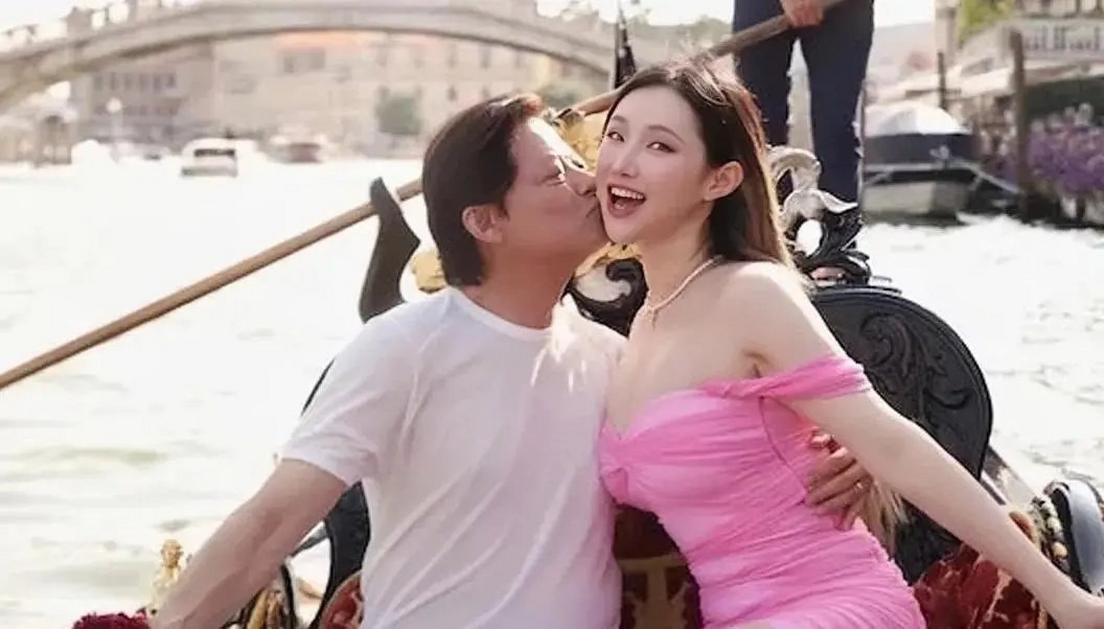 著名男高音歌唱家莫华伦高调迎娶同行业小娇妻王冰冰,女孩子这身材