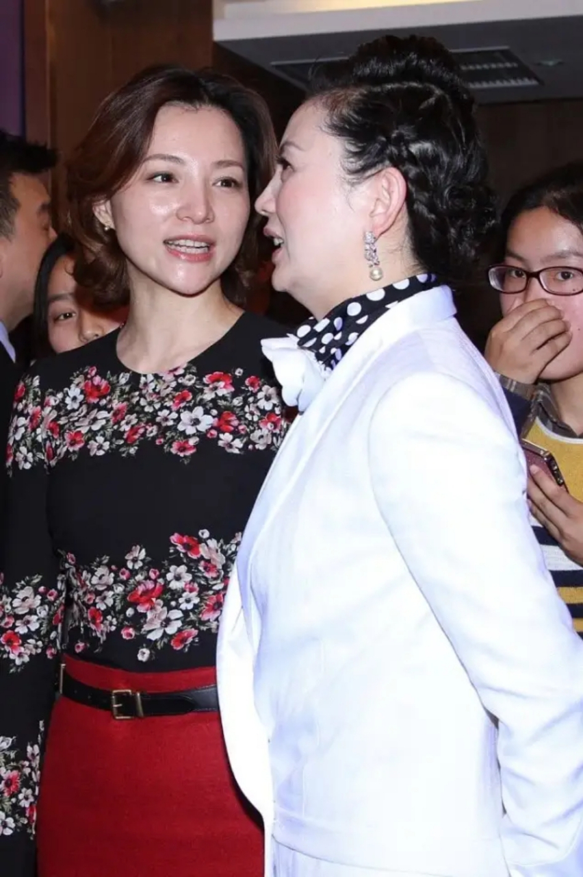 董卿出席老搭档朱军新书发布会,着装亮丽得体,与朱军妻子谭梅聊家常.