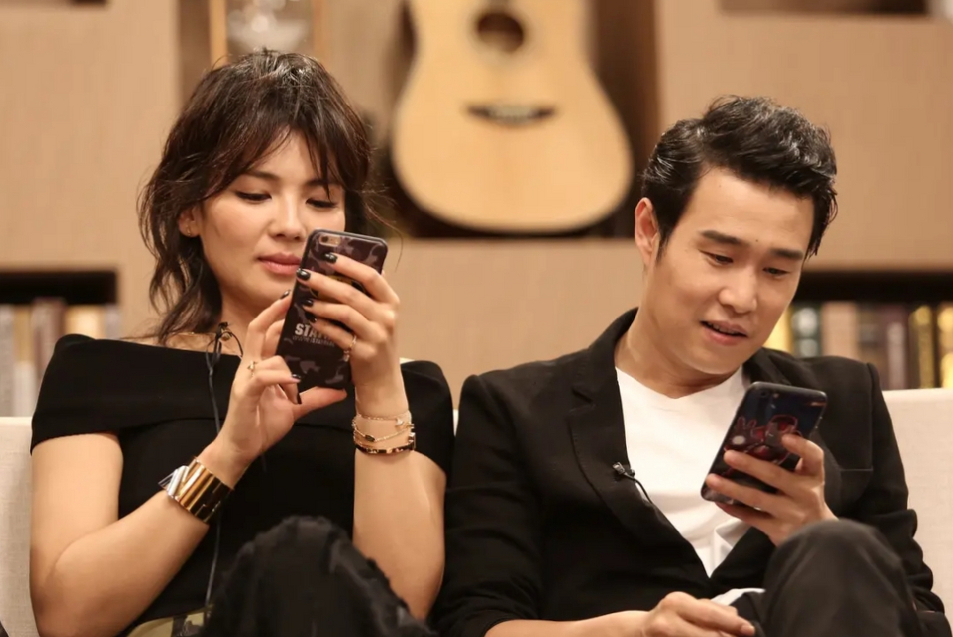 小沈阳和刘涛参加活动,看着表情就知道很开心,小沈阳竟然还能抱着美女