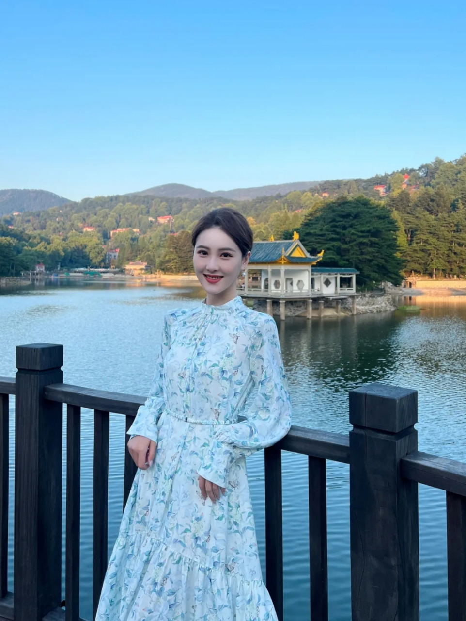 李丹,央视电影频道主持人,中国传媒大学毕业,湖南的辣妹子,长相甜美
