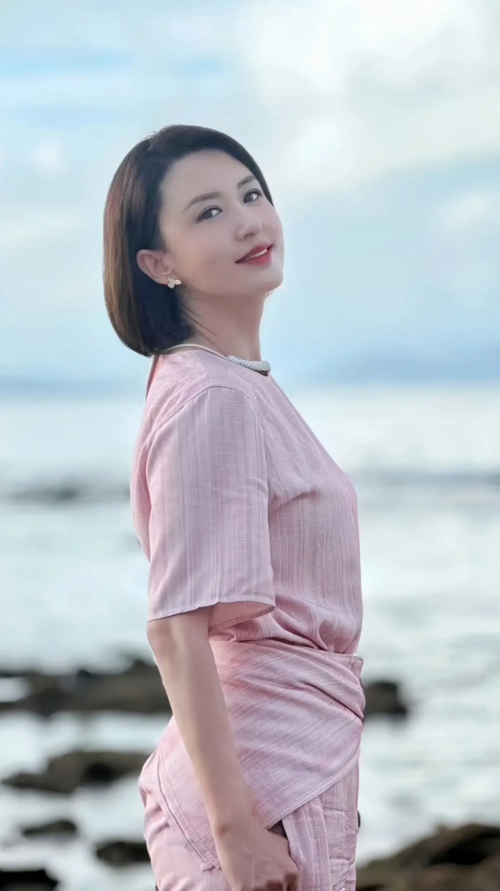 美女主持人张蕾去了西部沙漠,北部哈尔滨,这又乐游迷人三亚湾!