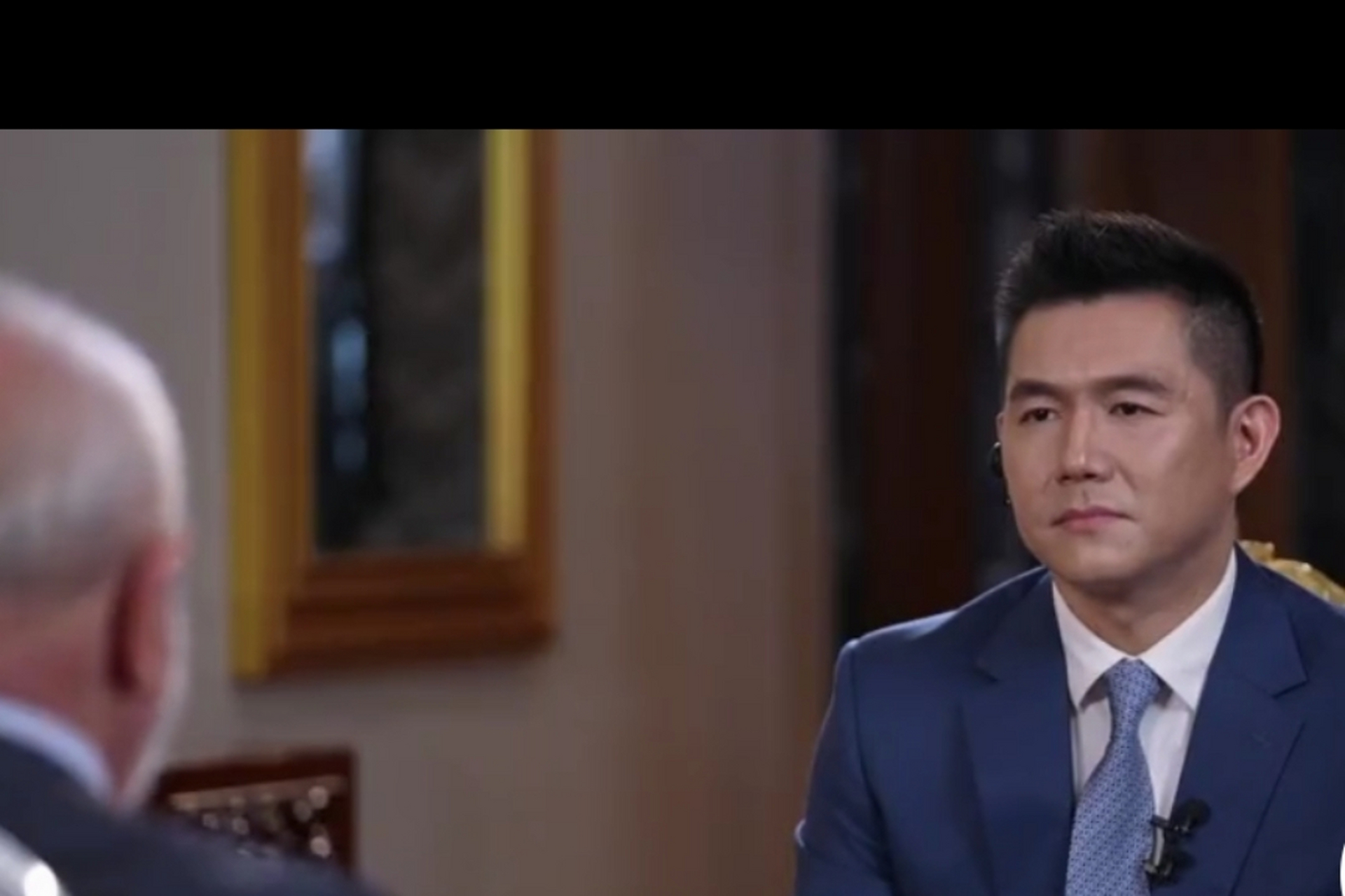 央视新闻高端访谈节目主持人王冠,应该是水均益之后的又一位优秀的