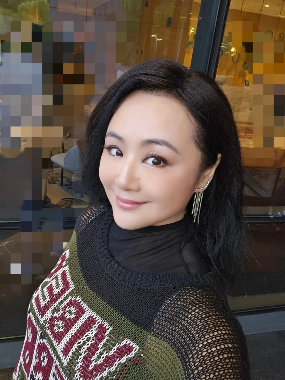 曾经的央视主持人曹颖在微博晒自己的旅行照,快50的人了,依然像少女