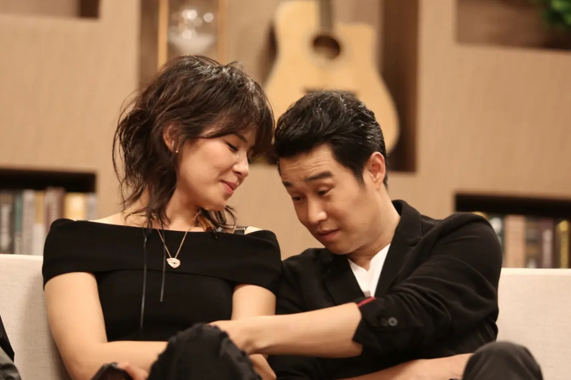 小沈阳和刘涛参加活动,看着表情就知道很开心,小沈阳竟然还能抱着美女