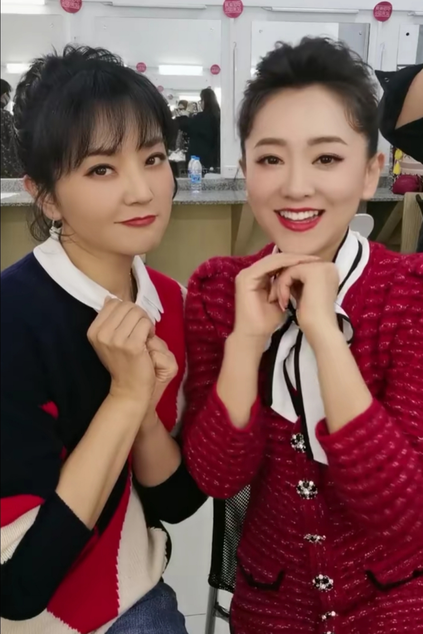 方琼和月亮姐姐是老牌主持人了,怎么看上去都像二十几岁的小姑娘?